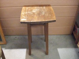 Vysoký dřevěný stolek /značený/