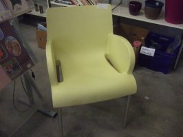 Plastové křesílko žluté