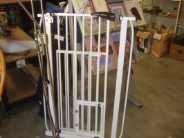 Záterasa kovová mezi dveře s otvíracími dvířkami