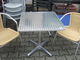 Kovový stolek /70x70x69 cm/