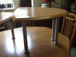 Masivní stolek s kovovými nohami /70x41x83cm/ - nohy šroubovací